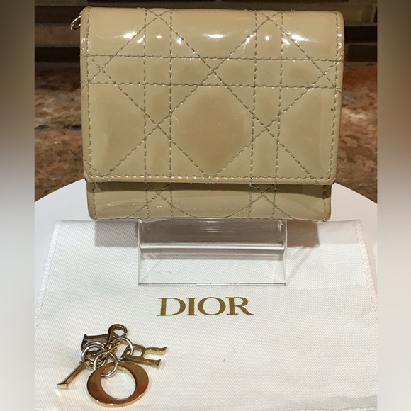 DIOR Cannage Patent Leather Trifold Wallet π€©π₯β€οΈ - Picture 3 of 17